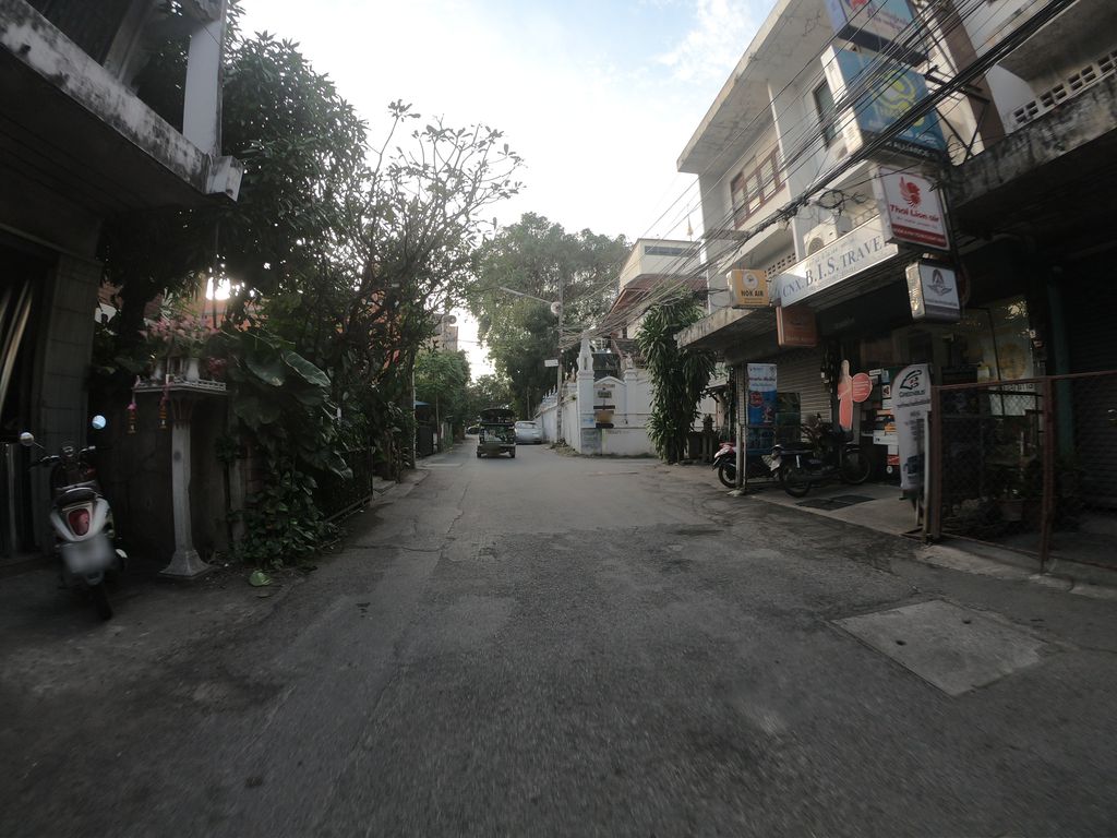 ภาพถนนตรงที่ Chiang Mai B.I.S. Travel ตั้งอยู่ ถ่ายโดย chanuwath_grab พ.ศ. 2562 (2019) · A street-level view of where Chiang Mai B.I.S. Travel stands, by chanuwath_grab in 2562 (2019)