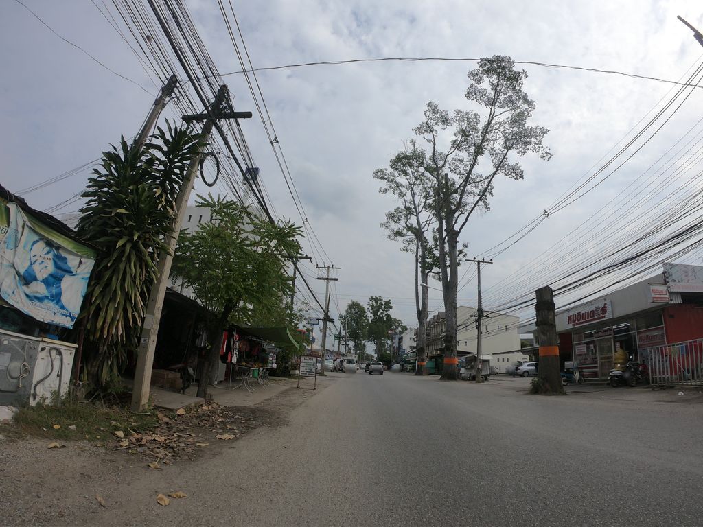 ภาพถนนตรงที่ แม่ค้าปากแดง ตั้งอยู่ ถ่ายโดย chanuwath_grab พ.ศ. 2562 (2019) · A street-level view of where แม่ค้าปากแดง · Mae Kha Pakdaeng stands, by chanuwath_grab in 2562 (2019)