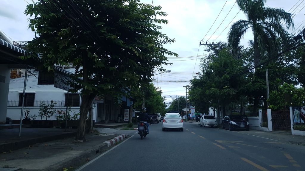 ภาพถนนตรงที่ Hill Tribe Weaving Class ตั้งอยู่ ถ่ายโดย silamanee พ.ศ. 2561 (2018) · A street-level view of where Hill Tribe Weaving Class stands, by silamanee in 2561 (2018)