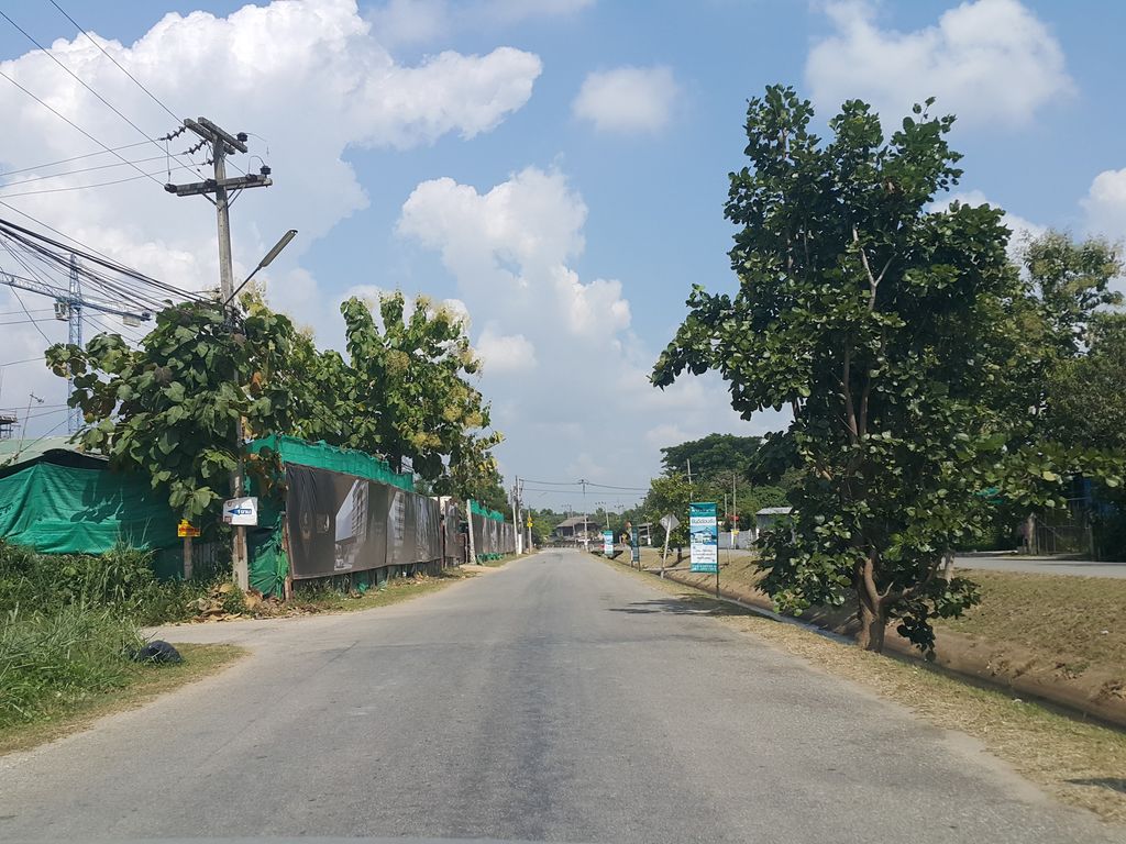 ภาพถนนตรงที่ ธิชาภัสร์ โฮม ตั้งอยู่ ถ่ายโดย jrcarlsen พ.ศ. 2558 (2015) · A street-level view of where ธิชาภัสร์ โฮม · Thichapha Home stands, by jrcarlsen in 2558 (2015)