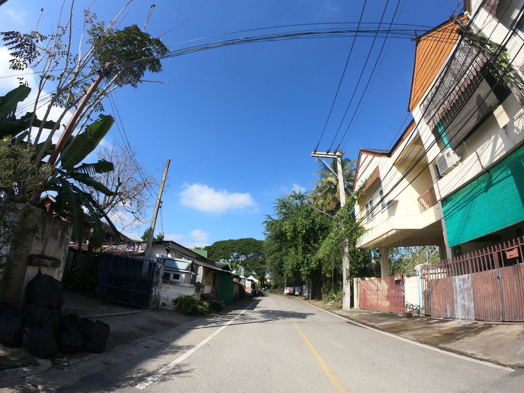 ภาพถนนตรงที่ หอพักบ้านรักสกุล ตั้งอยู่ ถ่ายโดย chanuwath_grab พ.ศ. 2562 (2019) · A street-level view of where หอพักบ้านรักสกุล · Ban Rak Sakun Dormitory stands, by chanuwath_grab in 2562 (2019)