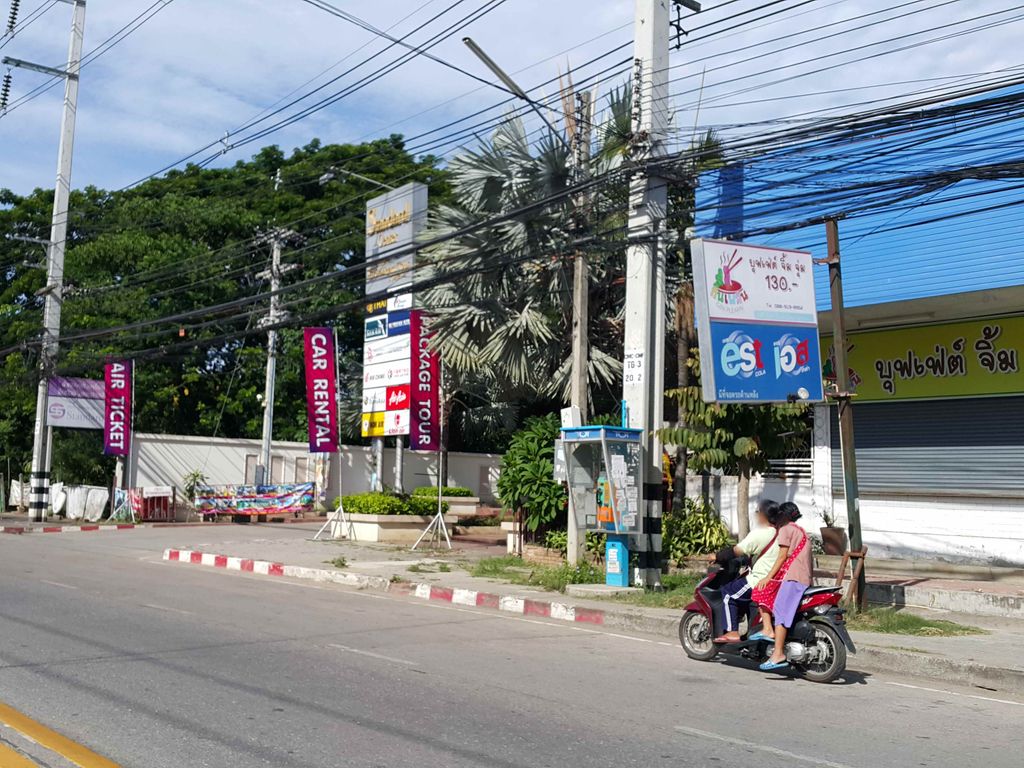 ภาพถนนตรงที่ Massage Palace ตั้งอยู่ ถ่ายโดย jrcarlsen พ.ศ. 2558 (2015) · A street-level view of where Massage Palace stands, by jrcarlsen in 2558 (2015)