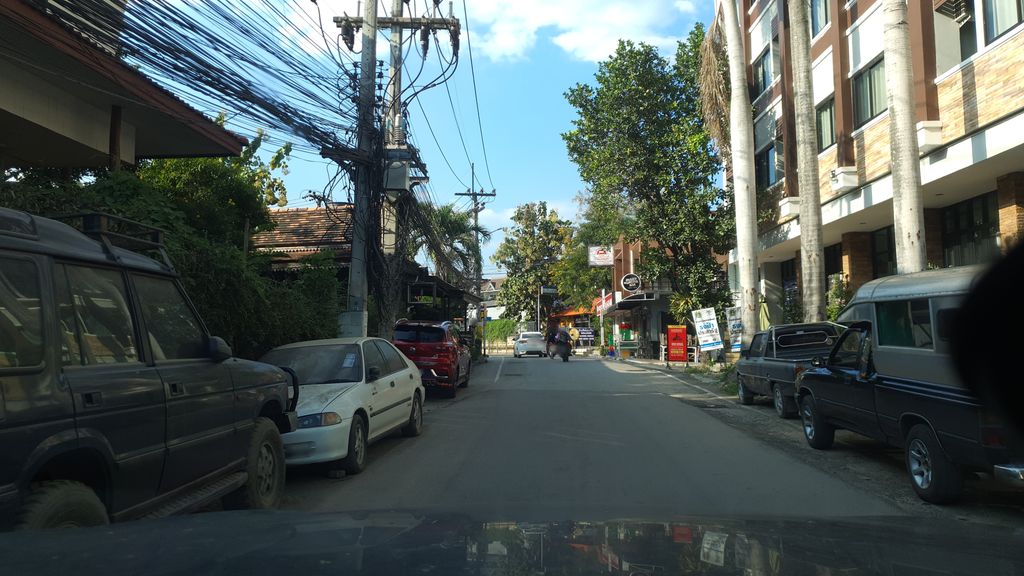 ภาพถนนตรงที่ Vanessa's Motorbike Hire ตั้งอยู่ ถ่ายโดย jrcarlsen พ.ศ. 2562 (2019) · A street-level view of where Vanessa's Motorbike Hire stands, by jrcarlsen in 2562 (2019)