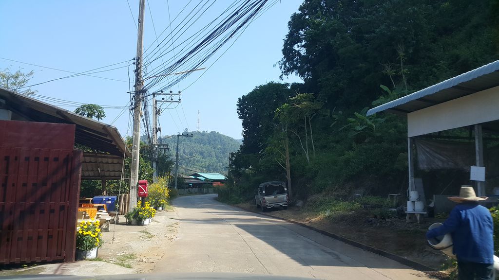 ภาพถนนตรงที่ กล้วยสะเมิง ตั้งอยู่ ถ่ายโดย jrcarlsen พ.ศ. 2560 (2017) · A street-level view of where กล้วยสะเมิง · Kluaisamoeng stands, by jrcarlsen in 2560 (2017)