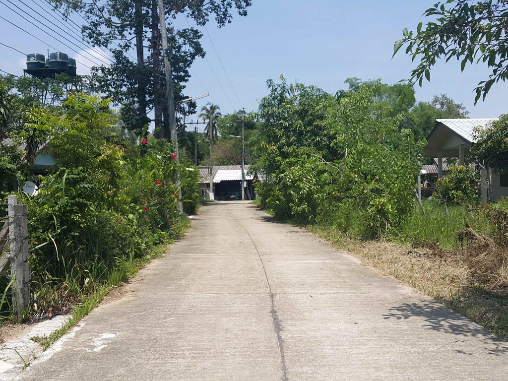 ภาพถนนตรงที่ กล้องวงจรปิดท่ารั้ว ตั้งอยู่ ถ่ายโดย jrcarlsen พ.ศ. 2558 (2015) · A street-level view of where กล้องวงจรปิดท่ารั้ว · Kalonguangchonpit Tha Rua stands, by jrcarlsen in 2558 (2015)