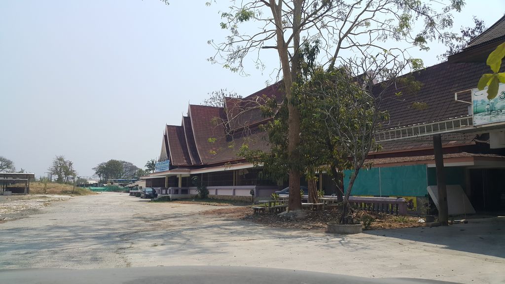 ภาพถนนตรงที่ เธอคาราโอเกะ สาขา4 ตั้งอยู่ ถ่ายโดย jrcarlsen พ.ศ. 2560 (2017) · A street-level view of where เธอคาราโอเกะ สาขา4 · Thoekharaoke Sakha4 stands, by jrcarlsen in 2560 (2017)