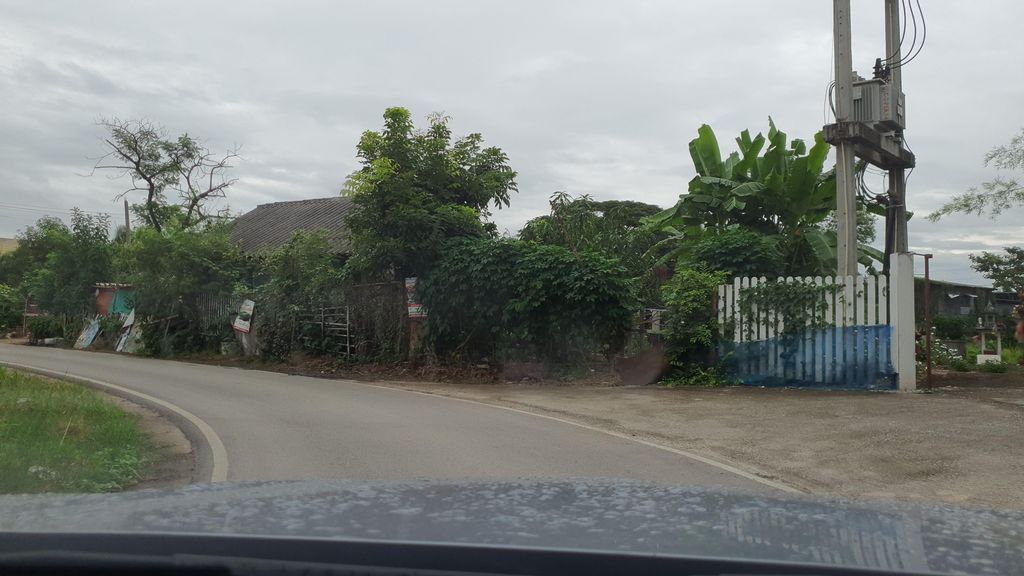 ภาพถนนตรงที่ หอพักบ้านบุญเรือง ตั้งอยู่ ถ่ายโดย jrcarlsen พ.ศ. 2564 (2021) · A street-level view of where หอพักบ้านบุญเรือง · Ban Bunrueang Dormitory stands, by jrcarlsen in 2564 (2021)