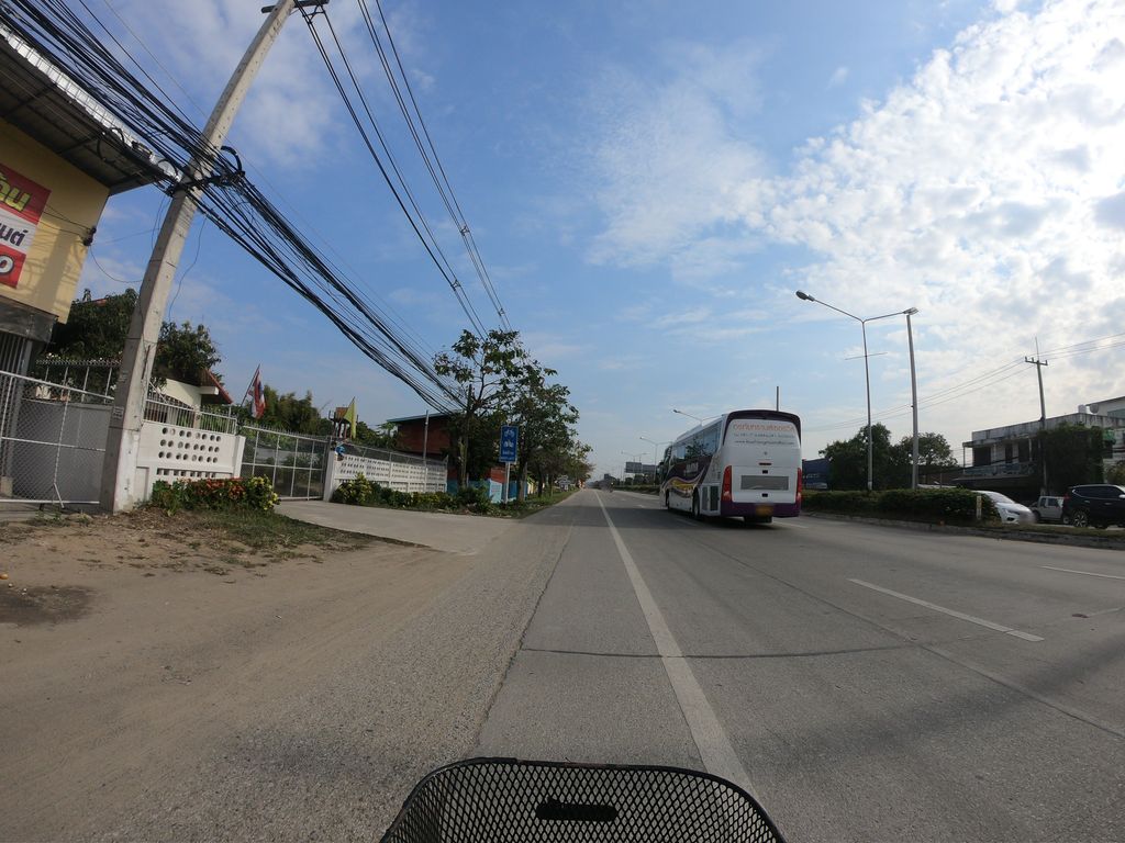 ภาพถนนตรงที่ จัมโบ้หมึกย่างพุงแตก สาขาใกล้กาดสามแยก ตั้งอยู่ ถ่ายโดย chanuwath_grab พ.ศ. 2562 (2019) · A street-level view of where จัมโบ้หมึกย่างพุงแตก สาขาใกล้กาดสามแยก · Jumbo Muekyang Phungtaek Sakha Klai Kat Samyaek stands, by chanuwath_grab in 2562 (2019)