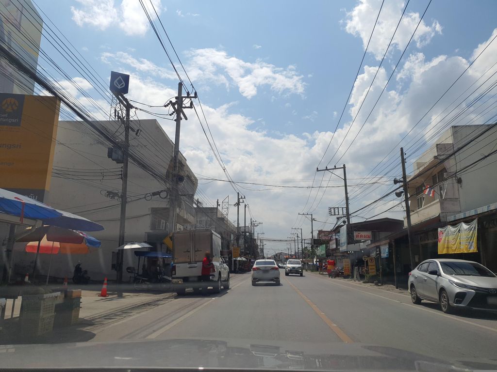 ภาพถนนตรงที่ ขนมจีนป้าพินสันกำแพงเชียงใหม่ ตั้งอยู่ ถ่ายโดย jrcarlsen พ.ศ. 2566 (2023) · A street-level view of where ขนมจีนป้าพินสันกำแพงเชียงใหม่ · Khanomchin Paphin San Kamphaeng Chiang Mai stands, by jrcarlsen in 2566 (2023)