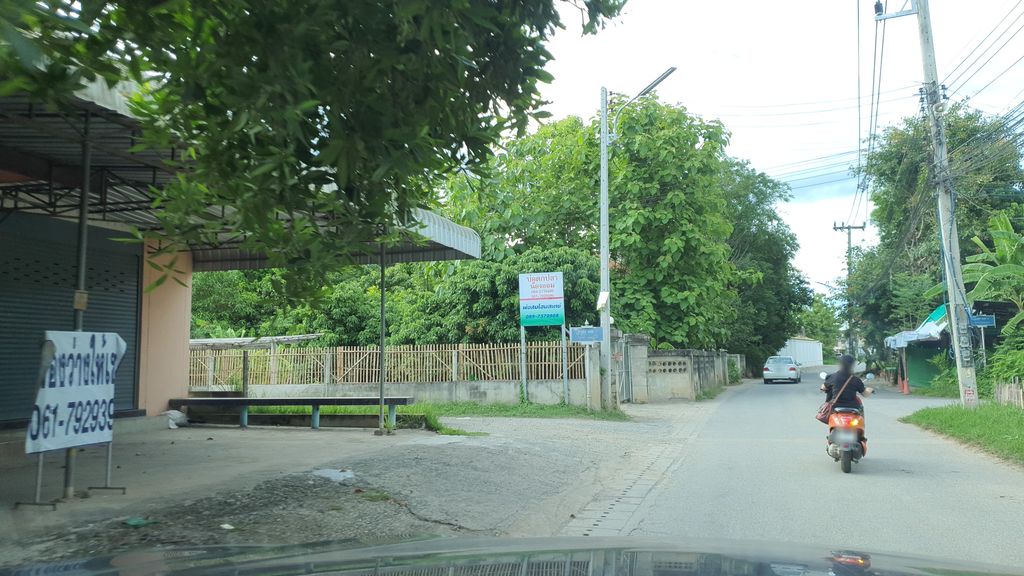 ภาพถนนตรงที่ ขัวเด้ง การ์เด้น ตั้งอยู่ ถ่ายโดย jrcarlsen พ.ศ. 2564 (2021) · A street-level view of where ขัวเด้ง การ์เด้น · Khua Deng Garden stands, by jrcarlsen in 2564 (2021)