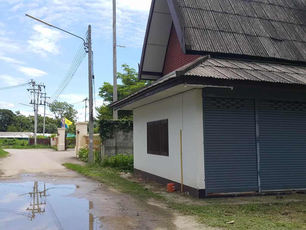 ภาพถนนตรงที่ สุสานแม่ย่อย ตั้งอยู่ ถ่ายโดย jrcarlsen พ.ศ. 2558 (2015) · A street-level view of where สุสานแม่ย่อย · Susanmaeiya stands, by jrcarlsen in 2558 (2015)