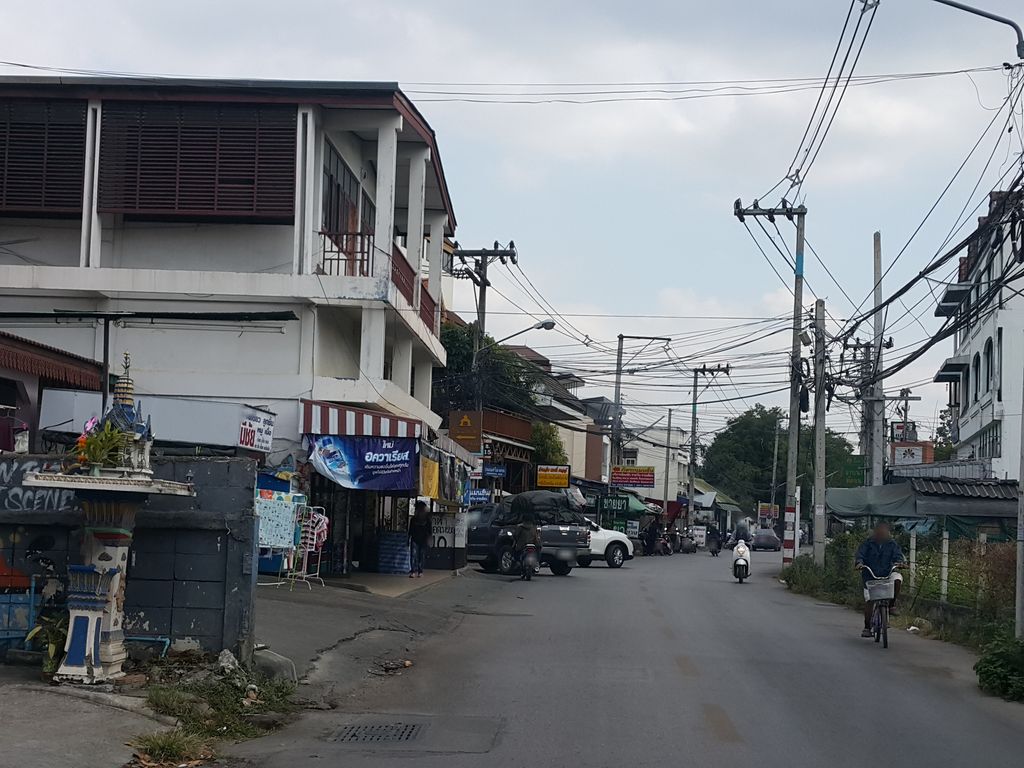 ภาพถนนตรงที่ ก๋วยเตี๋ยวเรืออาบัง สาขา2หลังราชภัฏเชียงใหม่ ตั้งอยู่ ถ่ายโดย jrcarlsen พ.ศ. 2558 (2015) · A street-level view of where ก๋วยเตี๋ยวเรืออาบัง สาขา2หลังราชภัฏเชียงใหม่ · Kuai Tiaoruea A Bang Sakha2langratphat Chiang Mai stands, by jrcarlsen in 2558 (2015)