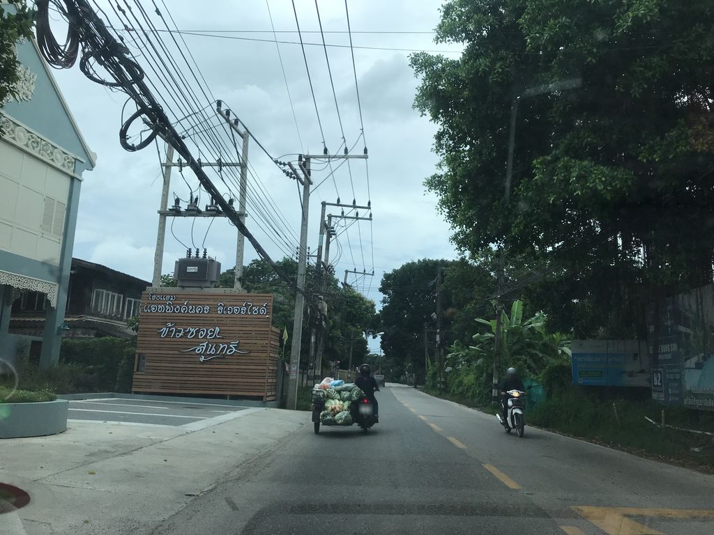 ภาพถนนตรงที่ คริสตจักร ฟ้าฮ่าม ตั้งอยู่ ถ่ายโดย prasert พ.ศ. 2561 (2018) · A street-level view of where คริสตจักร ฟ้าฮ่าม · Fa Ham Church stands, by prasert in 2561 (2018)