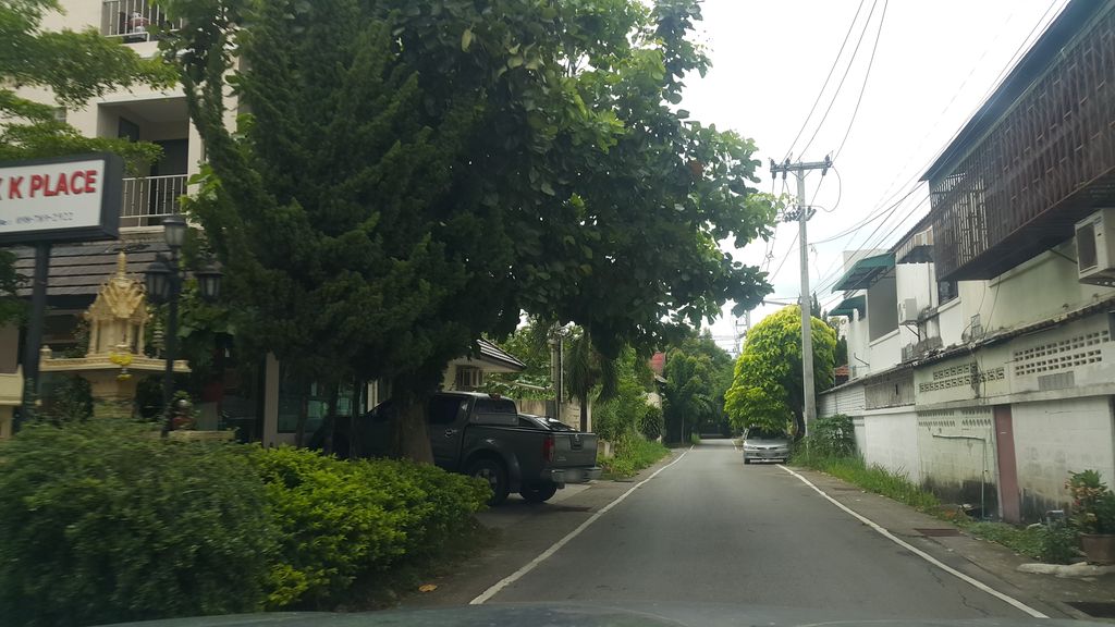 ภาพถนนตรงที่ Kitten home (เจ็ดยอด) ตั้งอยู่ ถ่ายโดย jrcarlsen พ.ศ. 2560 (2017) · A street-level view of where Kitten home (เจ็ดยอด) stands, by jrcarlsen in 2560 (2017)