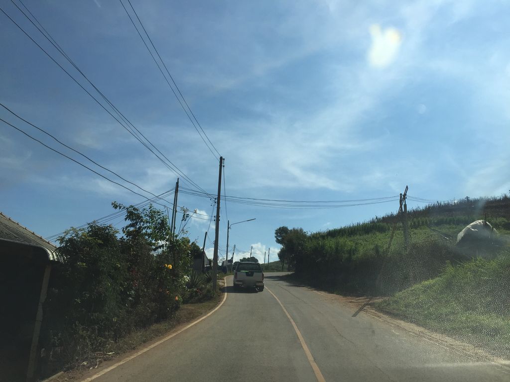 ภาพถนนตรงที่ หนองหอยแคมป์ ตั้งอยู่ ถ่ายโดย kyoko พ.ศ. 2562 (2019) · A street-level view of where หนองหอยแคมป์ · Nong Hoi Camp stands, by kyoko in 2562 (2019)