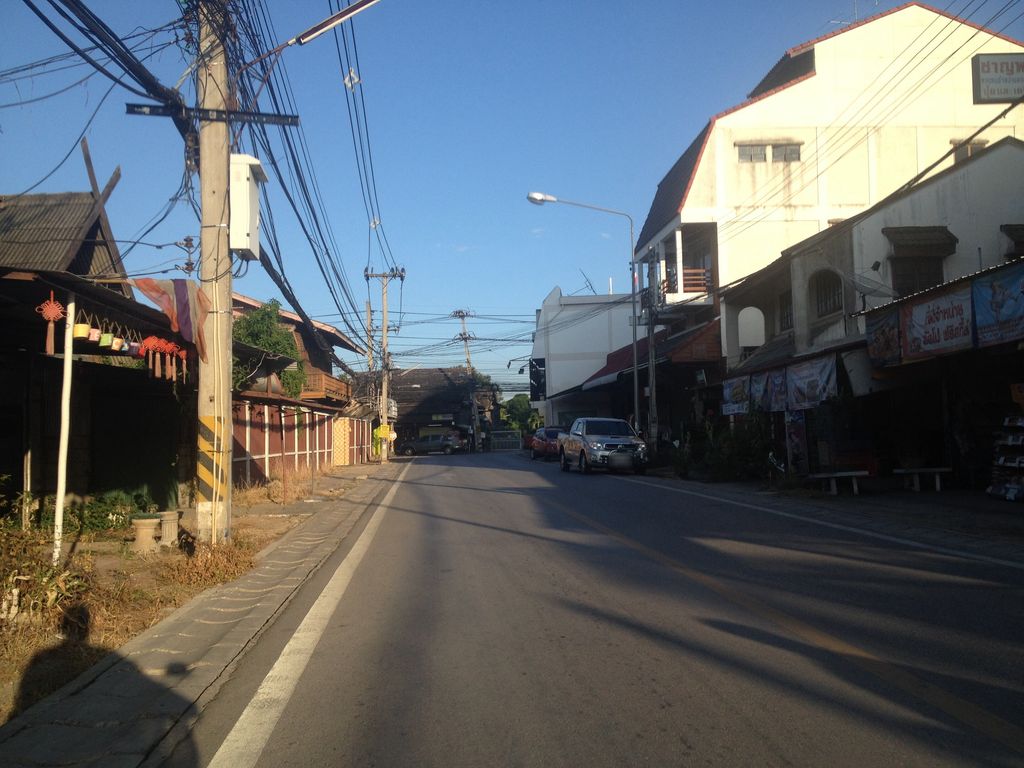 ภาพถนนตรงที่ Deva Cafe เดวาคาเฟ่ เชียงใหม่ ตั้งอยู่ ถ่ายโดย jimwatana พ.ศ. 2558 (2015) · A street-level view of where Deva Cafe เดวาคาเฟ่ เชียงใหม่ stands, by jimwatana in 2558 (2015)