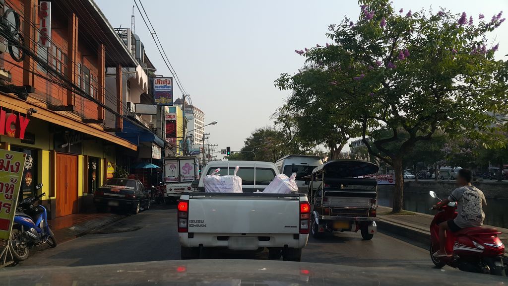 ภาพถนนตรงที่ THEE Vijit Lanna ตั้งอยู่ ถ่ายโดย jrcarlsen พ.ศ. 2560 (2017) · A street-level view of where THEE Vijit Lanna stands, by jrcarlsen in 2560 (2017)