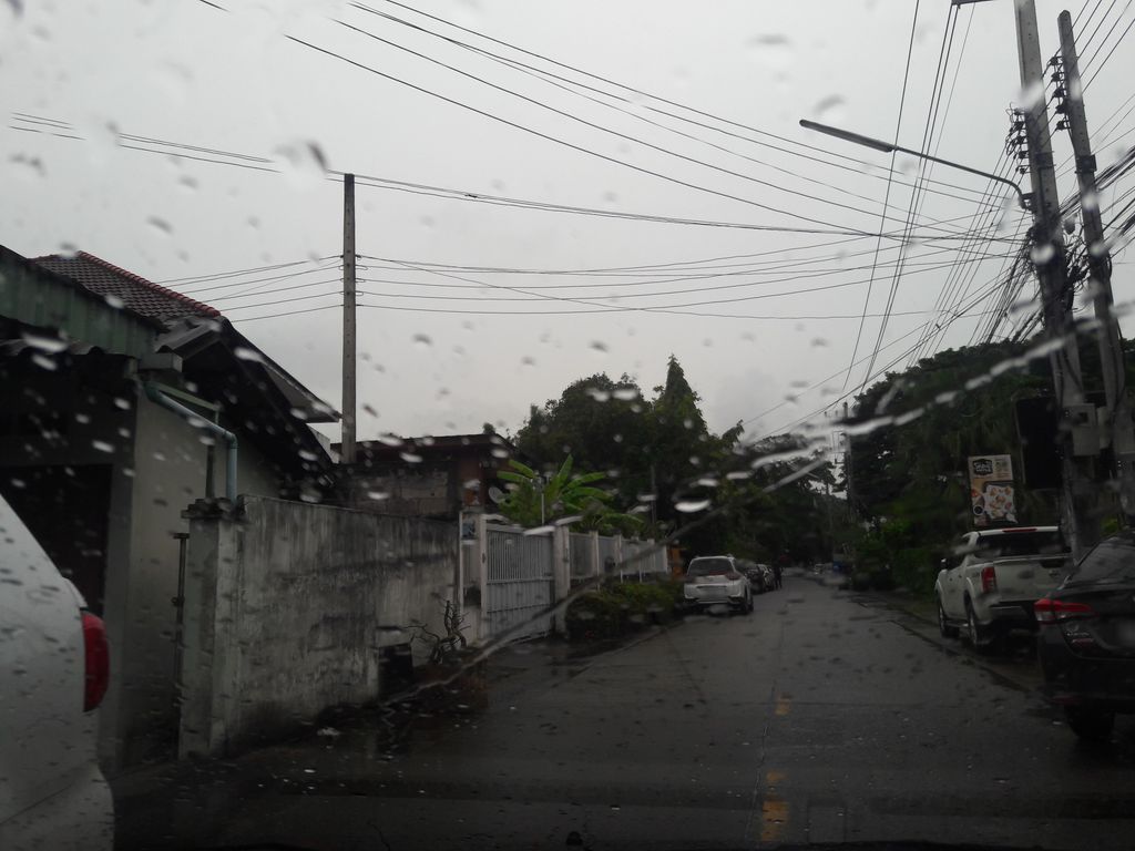 ภาพถนนตรงที่ Rohothan ตั้งอยู่ ถ่ายโดย superbate พ.ศ. 2561 (2018) · A street-level view of where Rohothan stands, by superbate in 2561 (2018)