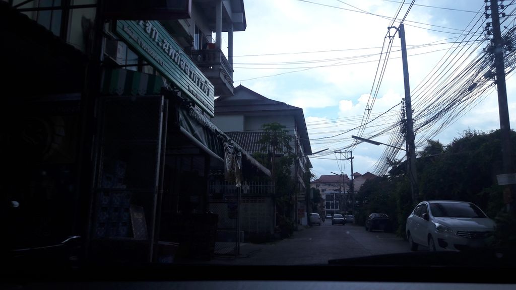 ภาพถนนตรงที่ Le Du Kan ตั้งอยู่ ถ่ายโดย ratchaphat พ.ศ. 2559 (2016) · A street-level view of where Le Du Kan stands, by ratchaphat in 2559 (2016)