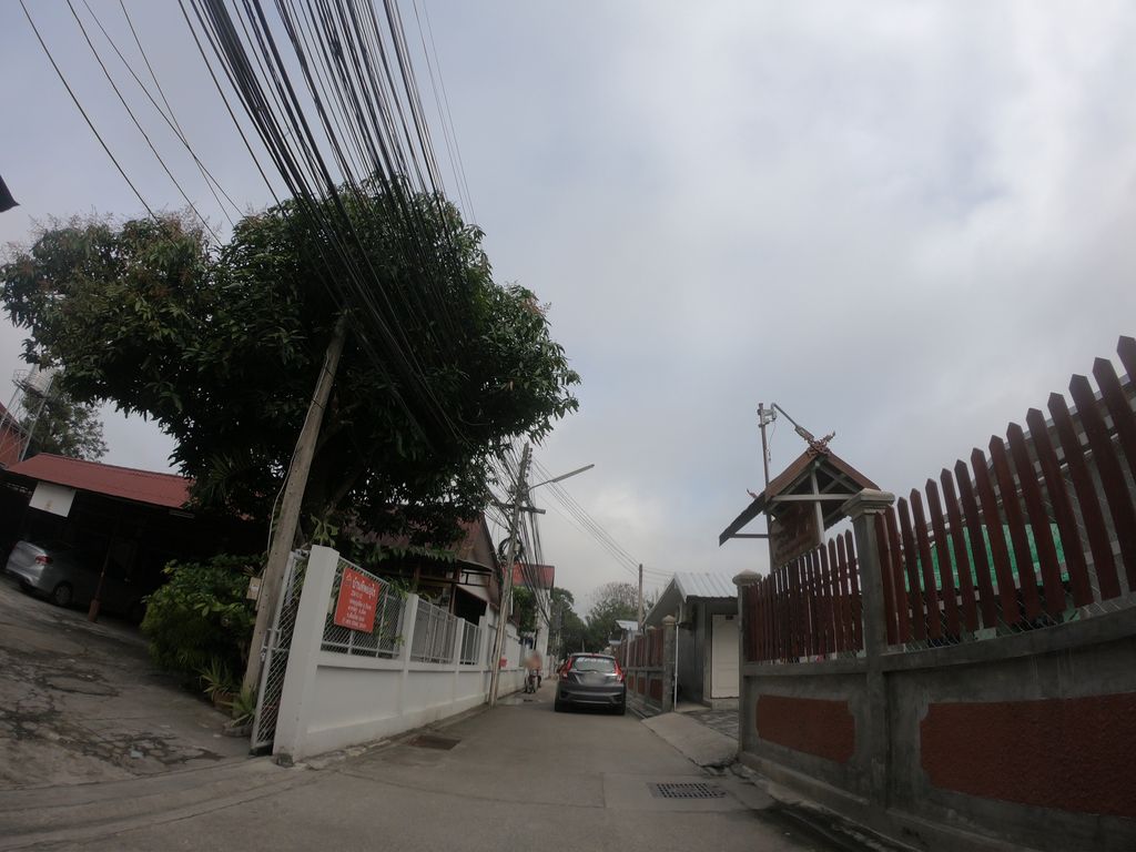 ภาพถนนตรงที่ หอพักบ้านบัวปันสุข ตั้งอยู่ ถ่ายโดย chanuwath_grab พ.ศ. 2562 (2019) · A street-level view of where หอพักบ้านบัวปันสุข · Ban Bua Pansuk Dormitory stands, by chanuwath_grab in 2562 (2019)