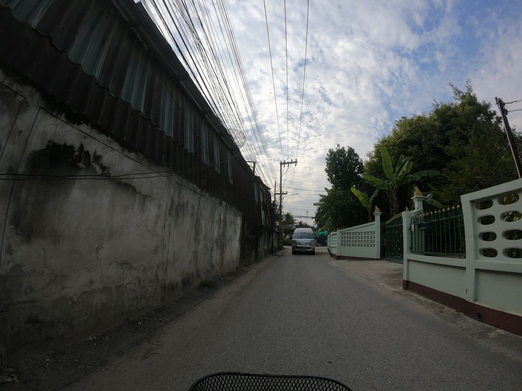 ภาพถนนตรงที่ โรงกลึงเชียงใหม่ ตั้งอยู่ ถ่ายโดย chanuwath_grab พ.ศ. 2562 (2019) · A street-level view of where โรงกลึงเชียงใหม่ · Rongklueng Chiang Mai stands, by chanuwath_grab in 2562 (2019)
