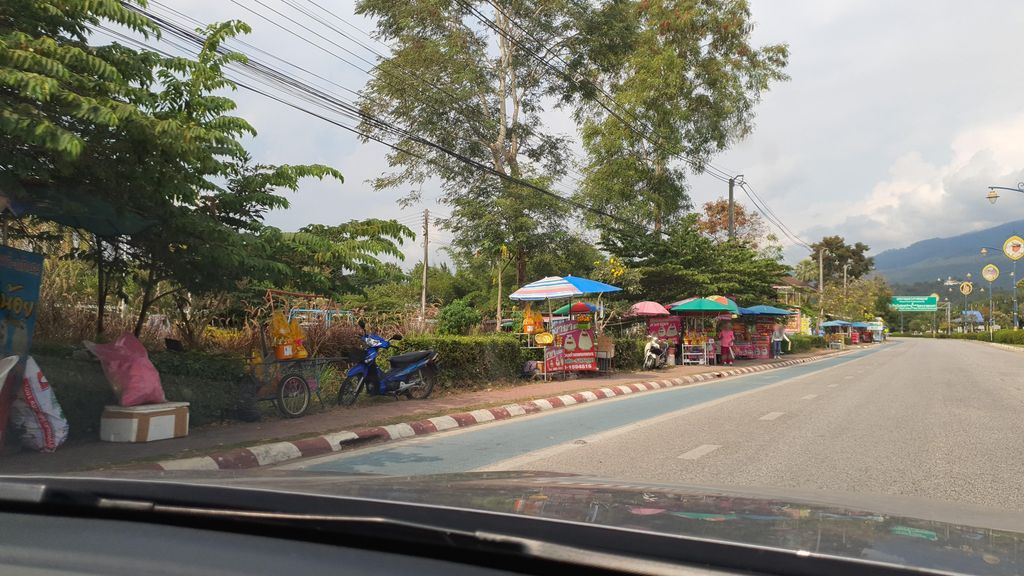 ภาพถนนตรงที่ มะลิแก้บนหลวงพ่อทันใจ เชียงใหม่ ตั้งอยู่ ถ่ายโดย jrcarlsen พ.ศ. 2565 (2022) · A street-level view of where มะลิแก้บนหลวงพ่อทันใจ เชียงใหม่ · Mali Kaepna Luangphothanchai Chiang Mai stands, by jrcarlsen in 2565 (2022)
