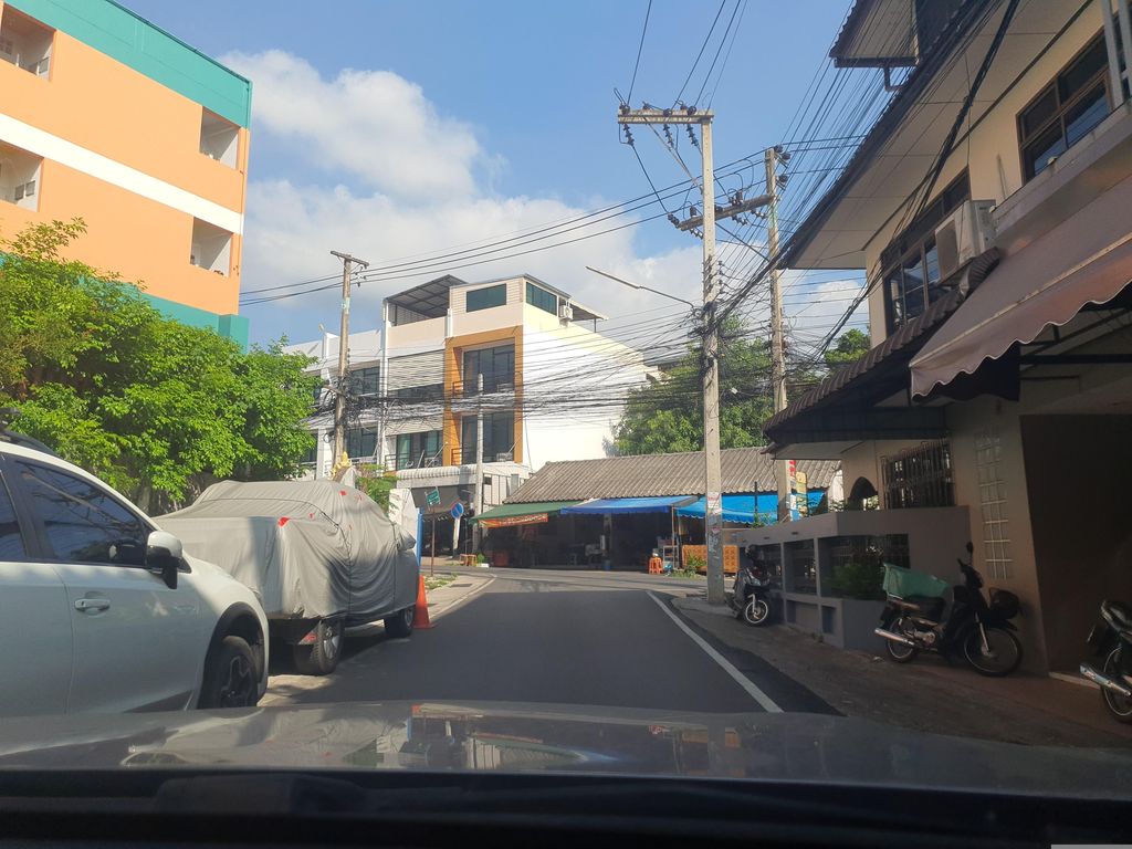 ภาพถนนตรงที่ 333 Mini House ตั้งอยู่ ถ่ายโดย jrcarlsen พ.ศ. 2566 (2023) · A street-level view of where 333 Mini House stands, by jrcarlsen in 2566 (2023)