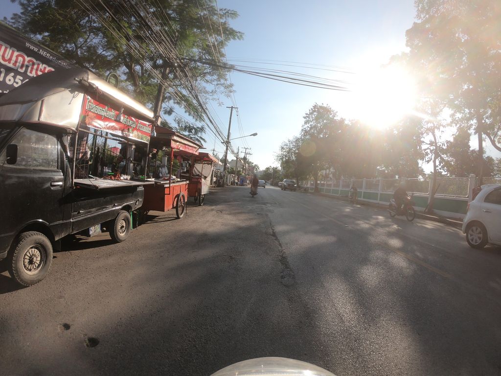 ภาพถนนตรงที่ สุสานสันติธรรม ตั้งอยู่ ถ่ายโดย chanuwath_grab พ.ศ. 2562 (2019) · A street-level view of where สุสานสันติธรรม · Susan Santitham stands, by chanuwath_grab in 2562 (2019)