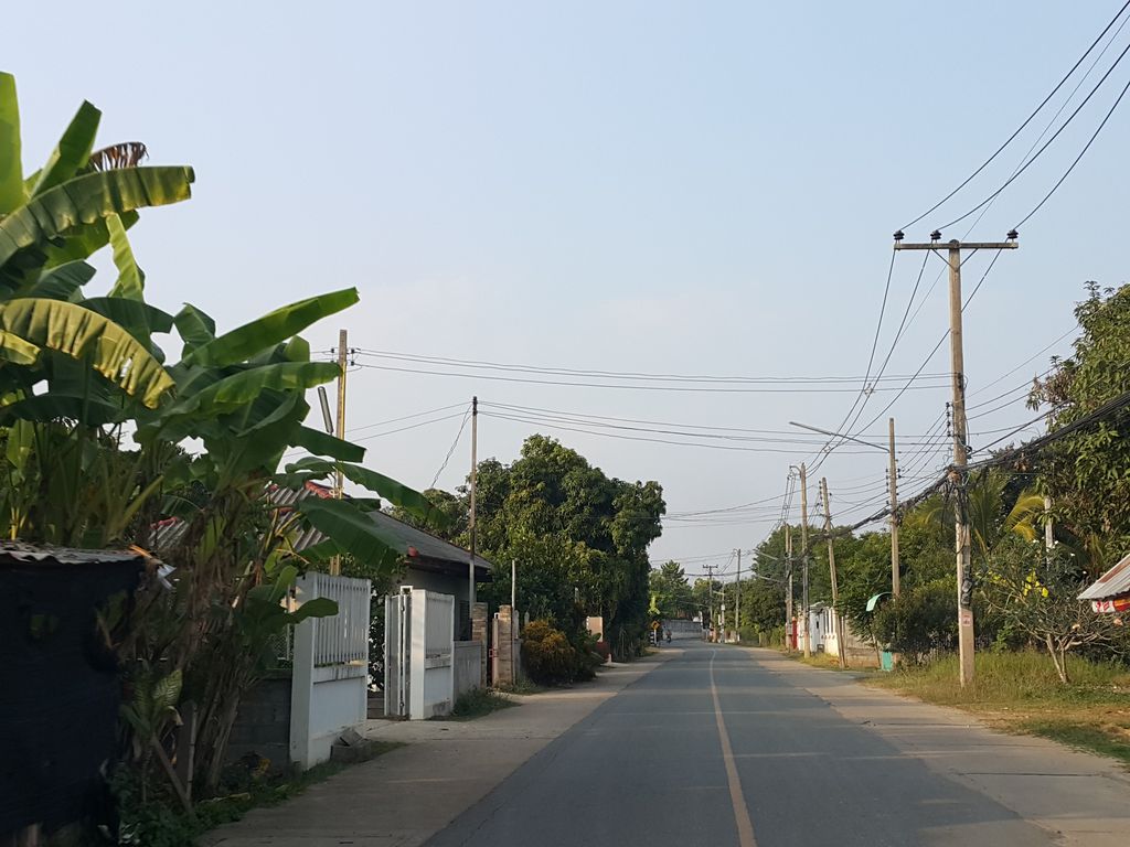 ภาพถนนตรงที่ เสริมสวยมือหนึ่ง ตั้งอยู่ ถ่ายโดย jrcarlsen พ.ศ. 2558 (2015) · A street-level view of where เสริมสวยมือหนึ่ง · Soemsuai Mue Nueng stands, by jrcarlsen in 2558 (2015)