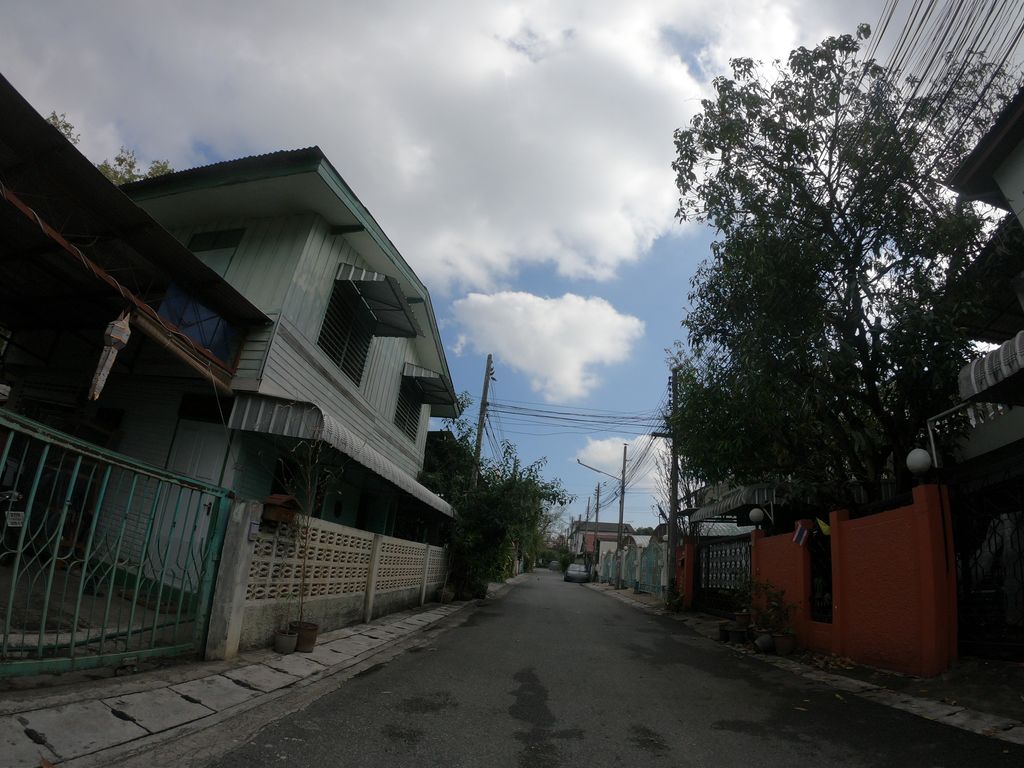 ภาพถนนตรงที่ Apirak Wedding Studio ตั้งอยู่ ถ่ายโดย chanuwath_grab พ.ศ. 2562 (2019) · A street-level view of where Apirak Wedding Studio stands, by chanuwath_grab in 2562 (2019)