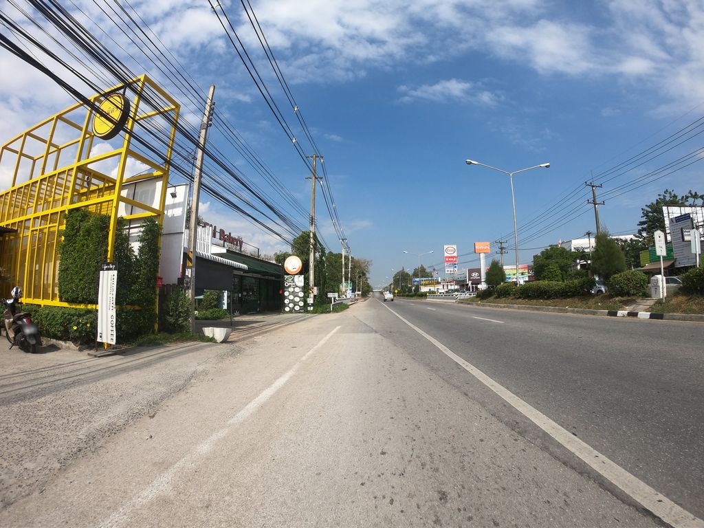 ภาพถนนตรงที่ ไทยอดชากาแฟสด ตั้งอยู่ ถ่ายโดย chanuwath_grab พ.ศ. 2562 (2019) · A street-level view of where ไทยอดชากาแฟสด · Thai Yot Chakafaetda stands, by chanuwath_grab in 2562 (2019)