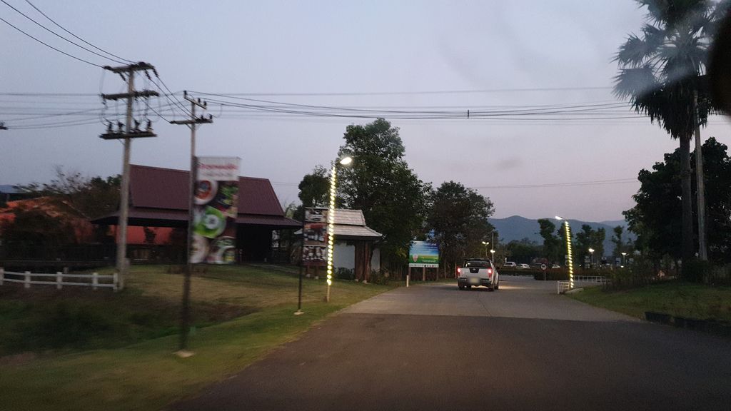 ภาพถนนตรงที่ Oon IT Valley ศูนย์ไอทีเพื่อเอสเอ็มอีและเกษตรกร ตั้งอยู่ ถ่ายโดย kyoko พ.ศ. 2562 (2019) · A street-level view of where Oon IT Valley ศูนย์ไอทีเพื่อเอสเอ็มอีและเกษตรกร stands, by kyoko in 2562 (2019)