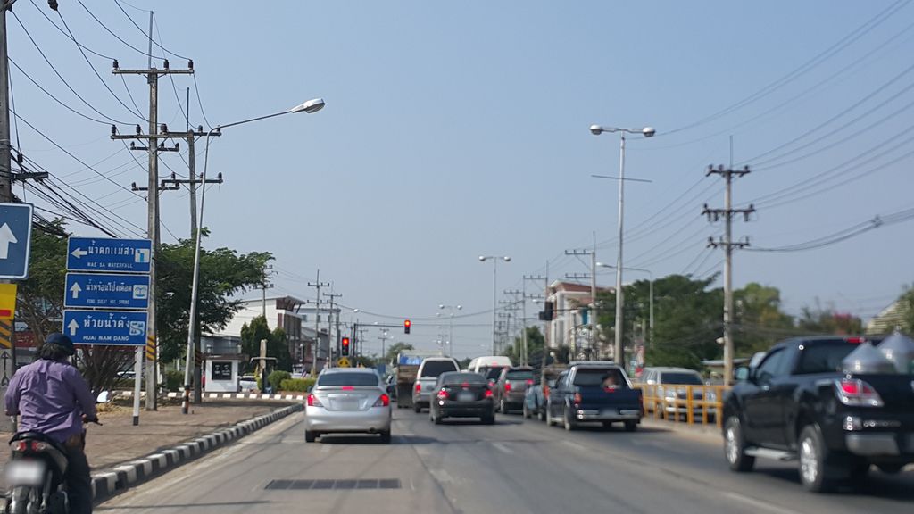 ภาพถนนตรงที่ เครปไส้แตก แม่ริม ตั้งอยู่ ถ่ายโดย jrcarlsen พ.ศ. 2558 (2015) · A street-level view of where เครปไส้แตก แม่ริม · Crepe Sai Taek Mae Rim stands, by jrcarlsen in 2558 (2015)