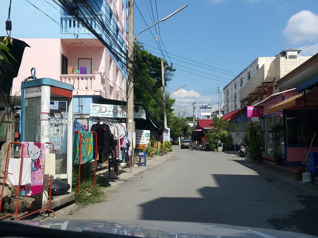 ภาพถนนตรงที่ นวดนมนิ่มเชียงใหม่ ตั้งอยู่ ถ่ายโดย jrcarlsen พ.ศ. 2558 (2015) · A street-level view of where นวดนมนิ่มเชียงใหม่ · Nuat Nom Nim Chiang Mai stands, by jrcarlsen in 2558 (2015)