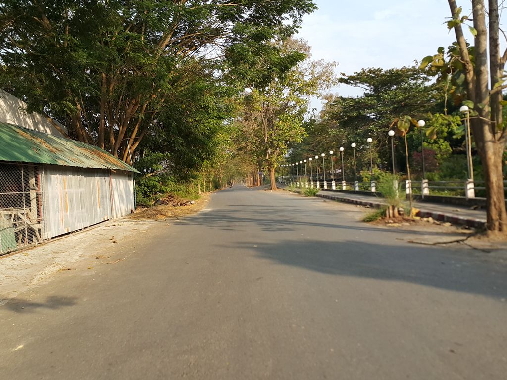 ภาพถนนตรงที่ ศูนย์พัฒนาเด็กเล็ก ตำบลดอยสะเก็ด ตั้งอยู่ ถ่ายโดย jrcarlsen พ.ศ. 2558 (2015) · A street-level view of where ศูนย์พัฒนาเด็กเล็ก ตำบลดอยสะเก็ด · Tambon Doi Saket Childcare centre stands, by jrcarlsen in 2558 (2015)