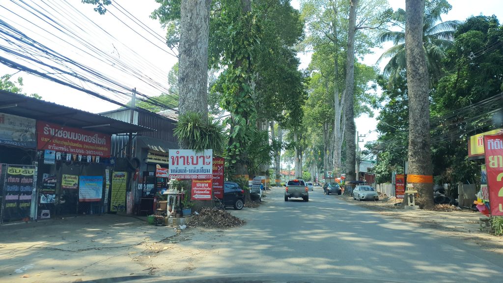 ภาพถนนตรงที่ ร้านเบาะรถยนต์เชียงใหม่ ตั้งอยู่ ถ่ายโดย jrcarlsen พ.ศ. 2564 (2021) · A street-level view of where ร้านเบาะรถยนต์เชียงใหม่ · Ran Bo Rathayon Chiang Mai stands, by jrcarlsen in 2564 (2021)