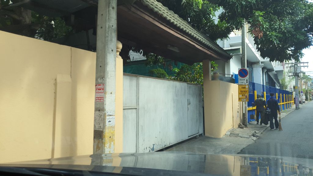 ภาพถนนตรงที่ Goose’snest ตั้งอยู่ ถ่ายโดย jrcarlsen พ.ศ. 2564 (2021) · A street-level view of where Goose’snest stands, by jrcarlsen in 2564 (2021)