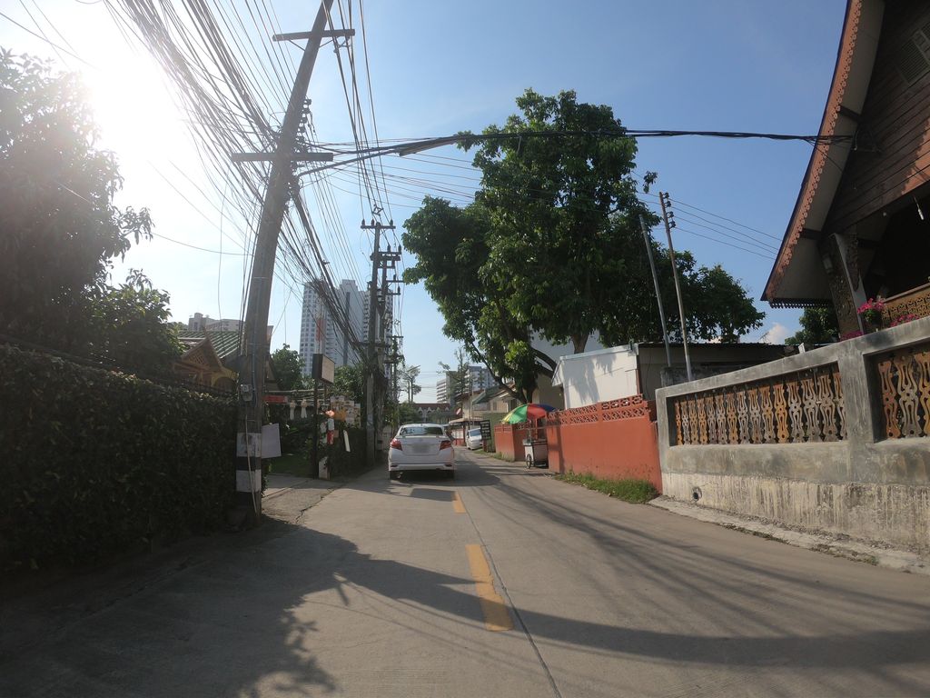 ภาพถนนตรงที่ เฮือน อันนา นวดเพื่อสุขภาพ ตั้งอยู่ ถ่ายโดย chanuwath_grab พ.ศ. 2562 (2019) · A street-level view of where เฮือน อันนา นวดเพื่อสุขภาพ · Huean Anna Nuat Phueasukphap stands, by chanuwath_grab in 2562 (2019)