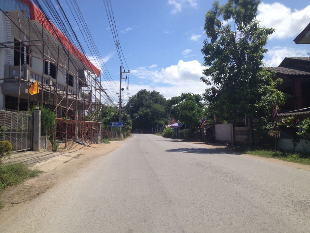 ภาพถนนตรงที่ วิสาหกิจชุมชนกลุ่มเครื่องปั้นดินเผาบ้านกวนอุปลวณฺโณอุปถัมภ์ ตั้งอยู่ ถ่ายโดย jimwatana พ.ศ. 2558 (2015) · A street-level view of where วิสาหกิจชุมชนกลุ่มเครื่องปั้นดินเผาบ้านกวนอุปลวณฺโณอุปถัมภ์ · Wisaha Kit Chumchon Klum Khrueang Pan Dinphao Ban Kwon Upluanno Upatham stands, by jimwatana in 2558 (2015)