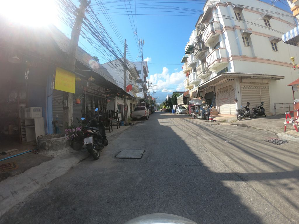 ภาพถนนตรงที่ ลาบดงถ่านสันติธรรม ตั้งอยู่ ถ่ายโดย chanuwath_grab พ.ศ. 2562 (2019) · A street-level view of where ลาบดงถ่านสันติธรรม · Lap Dong Than Santitham stands, by chanuwath_grab in 2562 (2019)