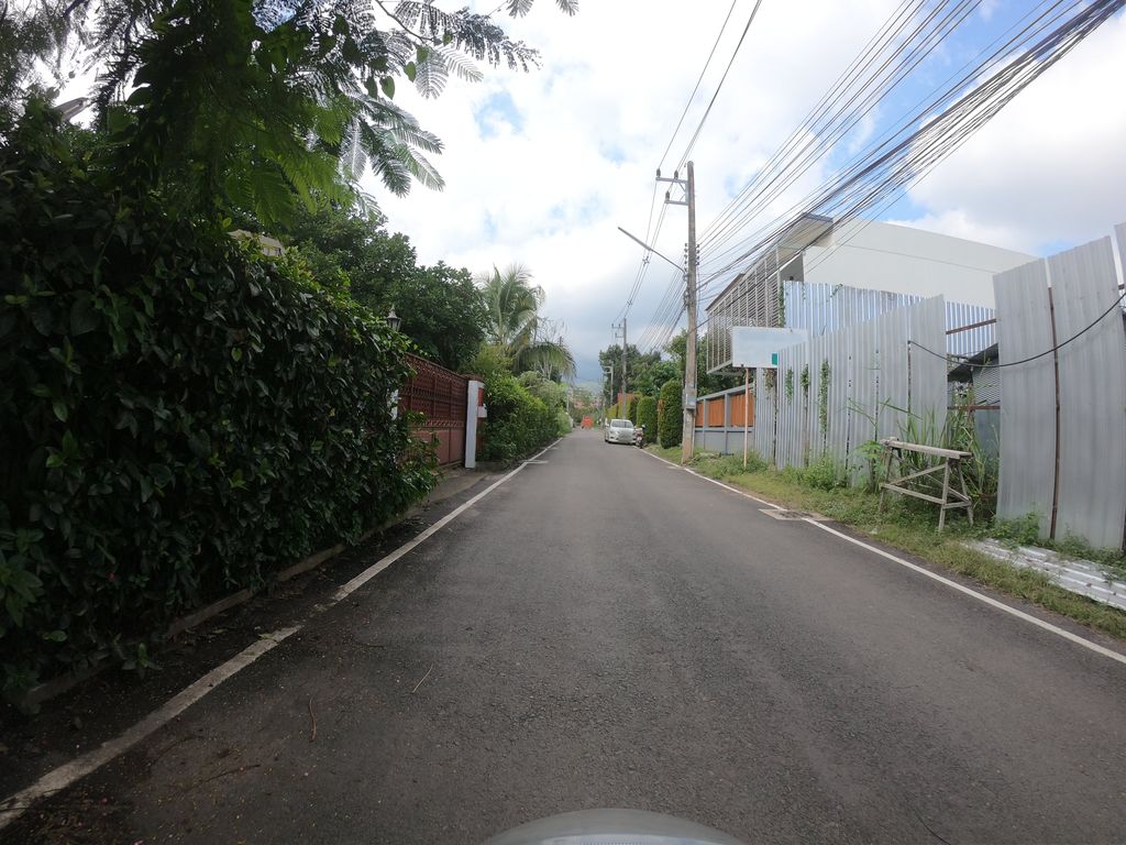 ภาพถนนตรงที่ ร้านอาหารแกงร้อนบ้านสวน ตั้งอยู่ ถ่ายโดย chanuwath_grab พ.ศ. 2562 (2019) · A street-level view of where ร้านอาหารแกงร้อนบ้านสวน · Kaengron Ban Suan Restaurant stands, by chanuwath_grab in 2562 (2019)