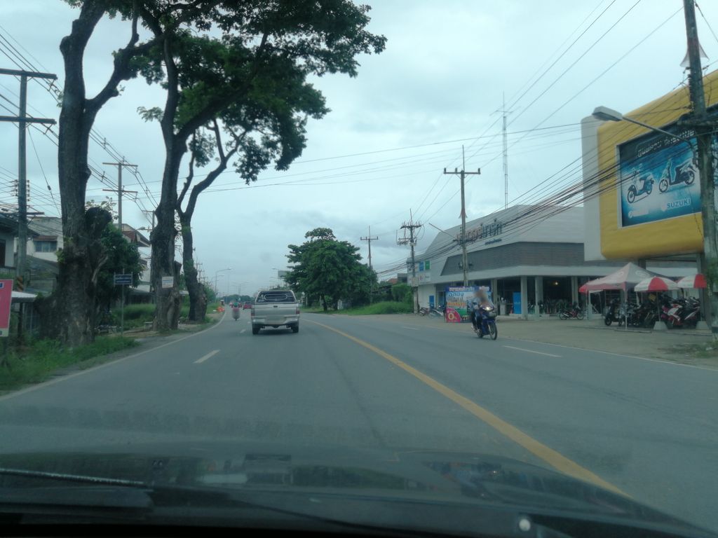 ภาพถนนตรงที่ ร้านคางหมูย่างป้าไล ตั้งอยู่ ถ่ายโดย chanon พ.ศ. 2561 (2018) · A street-level view of where ร้านคางหมูย่างป้าไล · Ran Khangmuyang Pa Lai stands, by chanon in 2561 (2018)