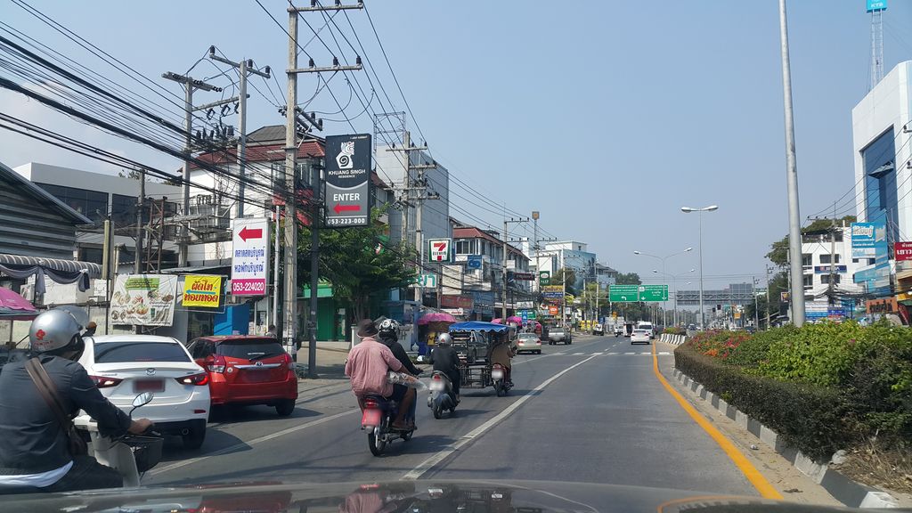 ภาพถนนตรงที่ ล้ำลำหมึกย่าง ตั้งอยู่ ถ่ายโดย jrcarlsen พ.ศ. 2560 (2017) · A street-level view of where ล้ำลำหมึกย่าง · Lamlam Muekyang stands, by jrcarlsen in 2560 (2017)