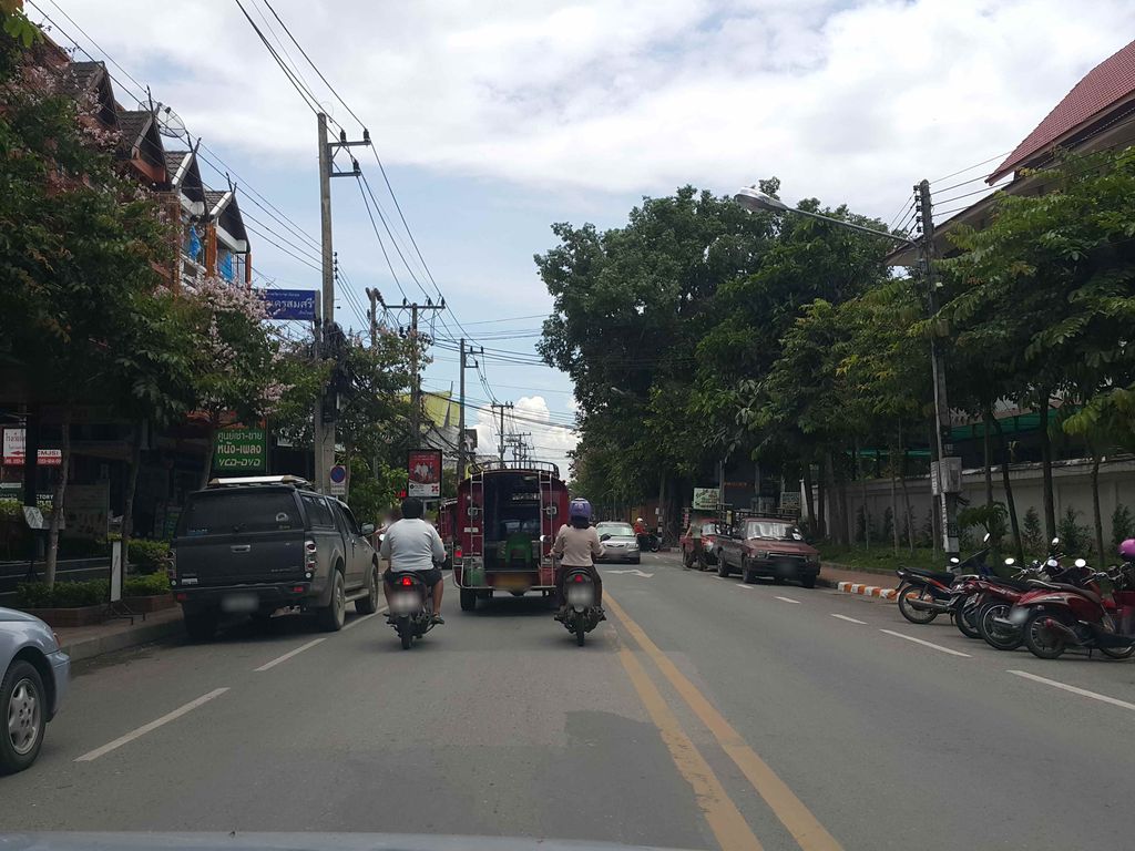 ภาพถนนตรงที่ Sukon สุคนธ์ ตั้งอยู่ ถ่ายโดย jrcarlsen พ.ศ. 2558 (2015) · A street-level view of where Sukon สุคนธ์ stands, by jrcarlsen in 2558 (2015)