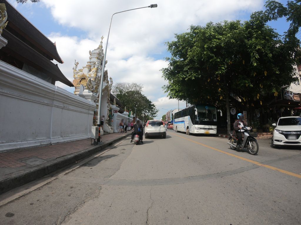 ภาพถนนตรงที่ สำนักงานบัญชีเชียงใหม่ ตั้งอยู่ ถ่ายโดย chanuwath_grab พ.ศ. 2562 (2019) · A street-level view of where สำนักงานบัญชีเชียงใหม่ · Samnakngan Banchi Chiang Mai stands, by chanuwath_grab in 2562 (2019)