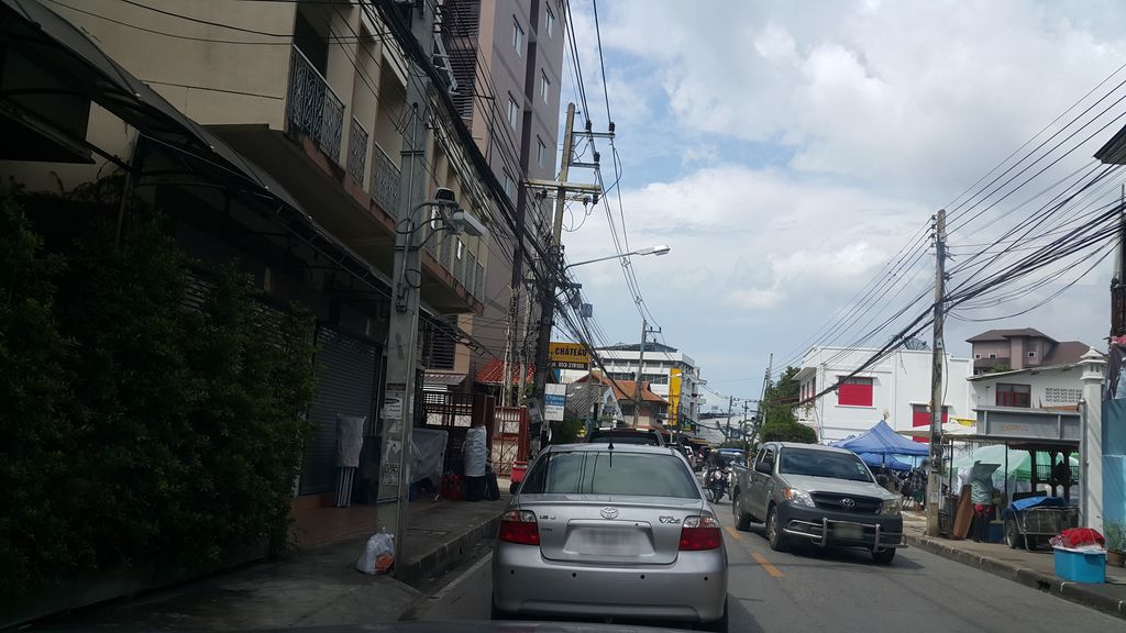 ภาพถนนตรงที่ Life In Town ตั้งอยู่ ถ่ายโดย jrcarlsen พ.ศ. 2560 (2017) · A street-level view of where Life In Town stands, by jrcarlsen in 2560 (2017)