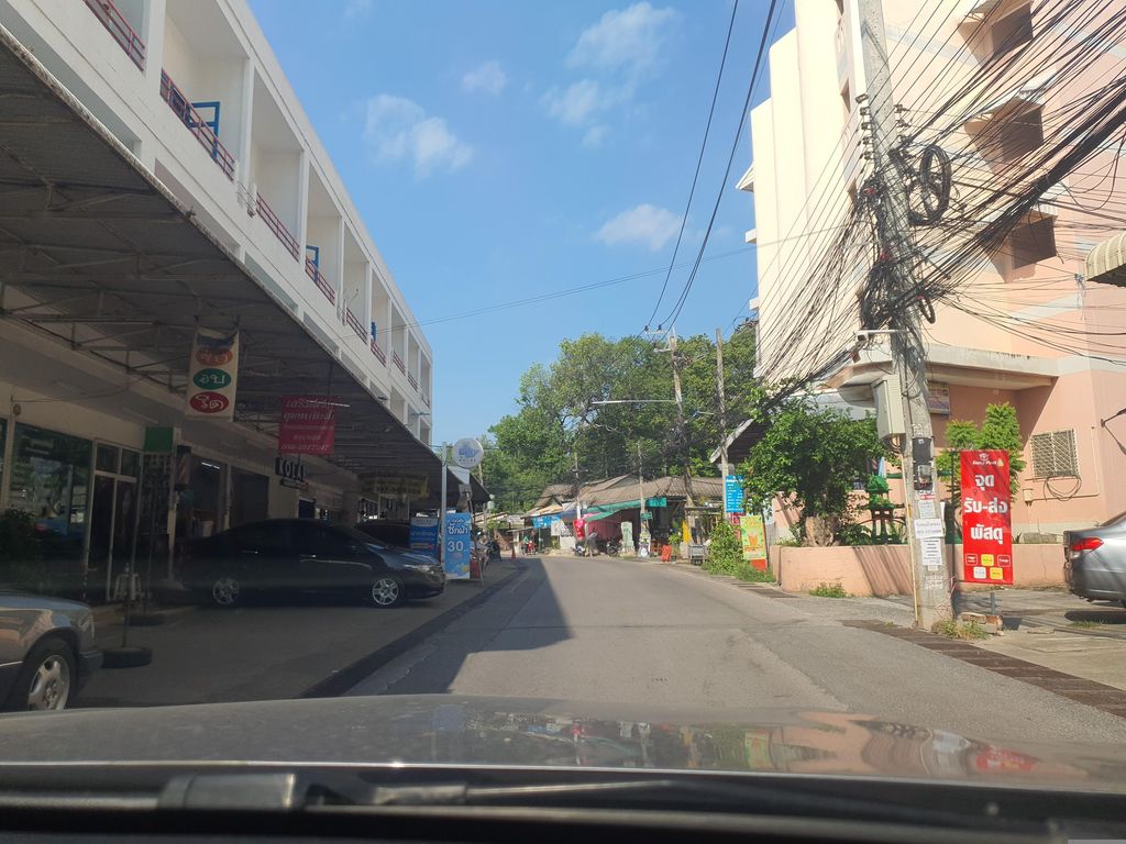 ภาพถนนตรงที่ กุสุมาลย์ ซาลอน ตั้งอยู่ ถ่ายโดย jrcarlsen พ.ศ. 2566 (2023) · A street-level view of where กุสุมาลย์ ซาลอน · Kusuman Salon stands, by jrcarlsen in 2566 (2023)