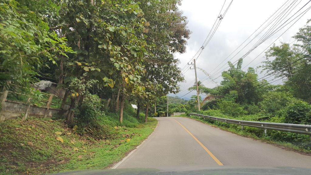 ภาพถนนตรงที่ อมยิ้มฟาร์ม ตั้งอยู่ ถ่ายโดย jrcarlsen พ.ศ. 2564 (2021) · A street-level view of where อมยิ้มฟาร์ม · Omyimfam stands, by jrcarlsen in 2564 (2021)