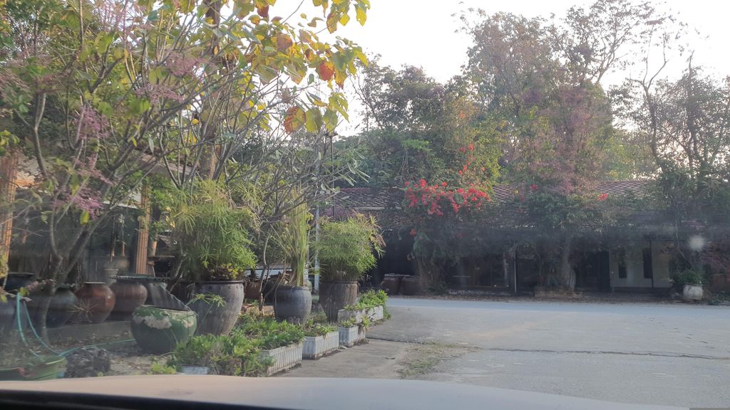ภาพถนนตรงที่ Maharaj Interiors ตั้งอยู่ ถ่ายโดย jrcarlsen พ.ศ. 2566 (2023) · A street-level view of where Maharaj Interiors stands, by jrcarlsen in 2566 (2023)