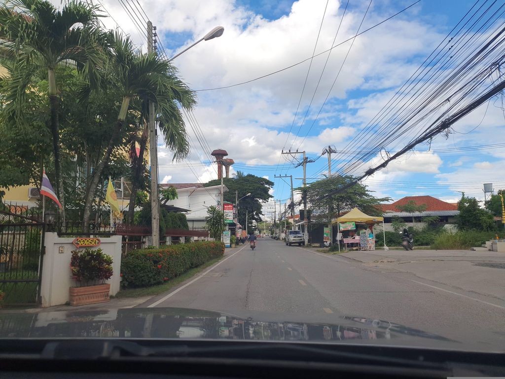 ภาพถนนตรงที่ นมเหนียว ตั้งอยู่ ถ่ายโดย jrcarlsen พ.ศ. 2566 (2023) · A street-level view of where นมเหนียว · Nomniao stands, by jrcarlsen in 2566 (2023)
